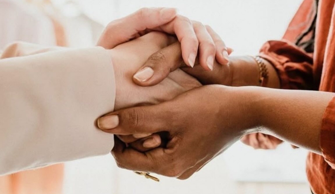 Duas mãos dadas - apoio e solidariedade